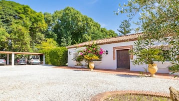 Villa familiar, varias habitaciones, junto al lago (Cortijo Villa Padierna El Lago) | Exterior