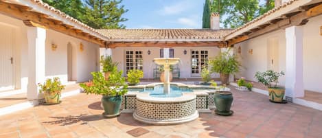 Villa familiale, plusieurs chambres, au bord du lac (Cortijo Villa Padierna El Lago) | Extérieur
