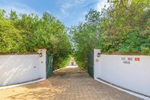 Familievilla, flere soverom, ved innsjø (Cortijo Villa Padierna El Lago) | Eksteriør
