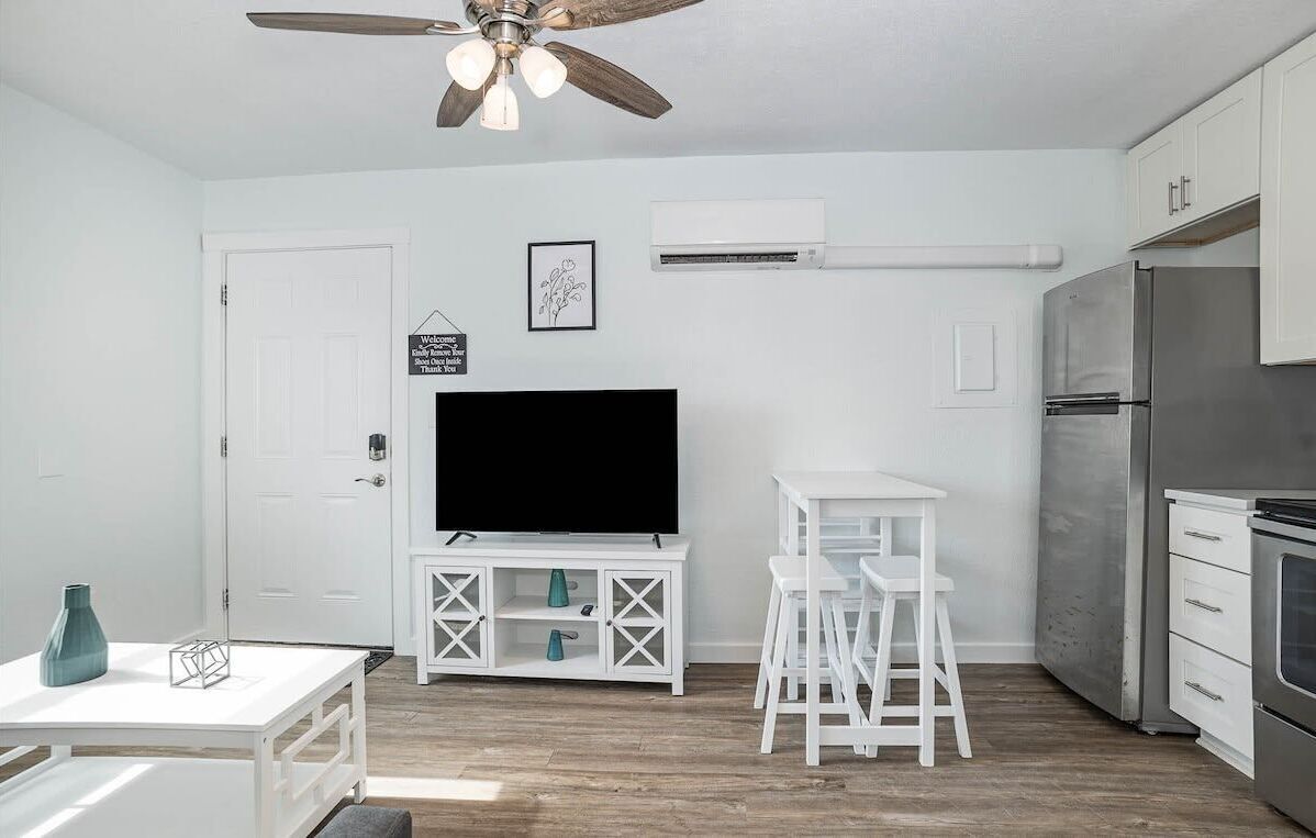 Willoughby Suite A / Steps to the Beach / Laundry