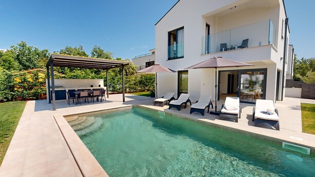 A modern two-story house with a swimming pool, outdoor seating, and a covered patio area. - Villa Silvia in Mihatovici (Mihatovici)