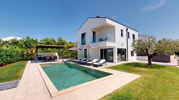 A modern two-story house with a swimming pool, outdoor seating, and a well-maintained garden. - Villa Silvia in Mihatovici (Mihatovici)