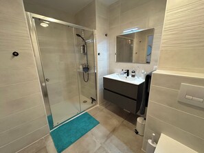 Dusche, Haartrockner, Handtücher, Toilettenpapier