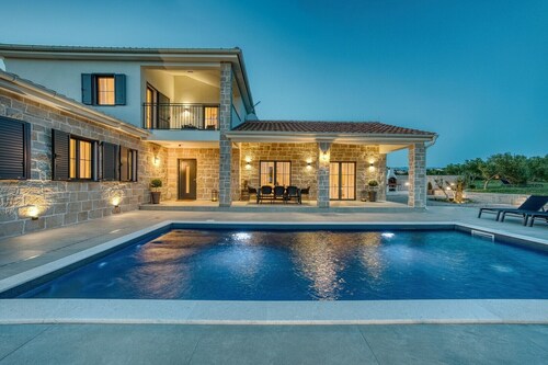 Luxury Villa Oliva Oliana heated pool 32m2, bbq, family