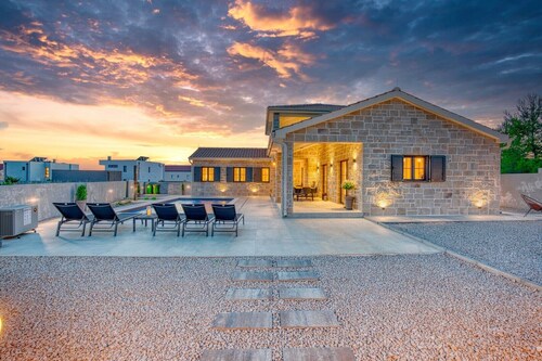 Luxury Villa Oliva Oliana heated pool 32m2, bbq, family