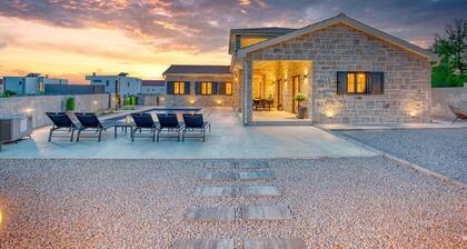 Luxury Villa Oliva Oliana heated pool 32m2, bbq, family