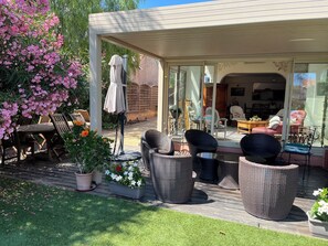 Terrace/patio - Very pleasant, quiet house with swimming pool ideal for families or friends. (Toulon)