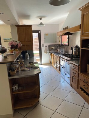 Private kitchen - Very pleasant, quiet house with swimming pool ideal for families or friends. (Toulon)