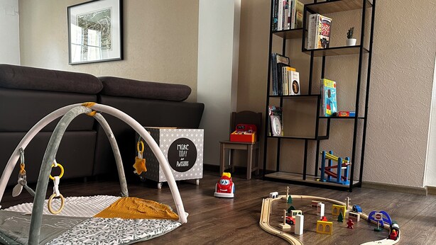 A living room with a play area, a bookshelf, and a framed picture on the wall. - Cosy and spacious village house in the historic center of Turckheim (Turckheim)