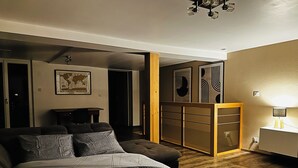 A modern bedroom with a bed, a desk, and a wardrobe. - Cosy and spacious village house in the historic center of Turckheim (Turckheim)