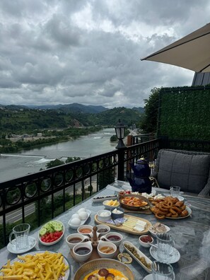 Free daily local cuisine breakfast  - Kevser Bungalov (Ardesen)