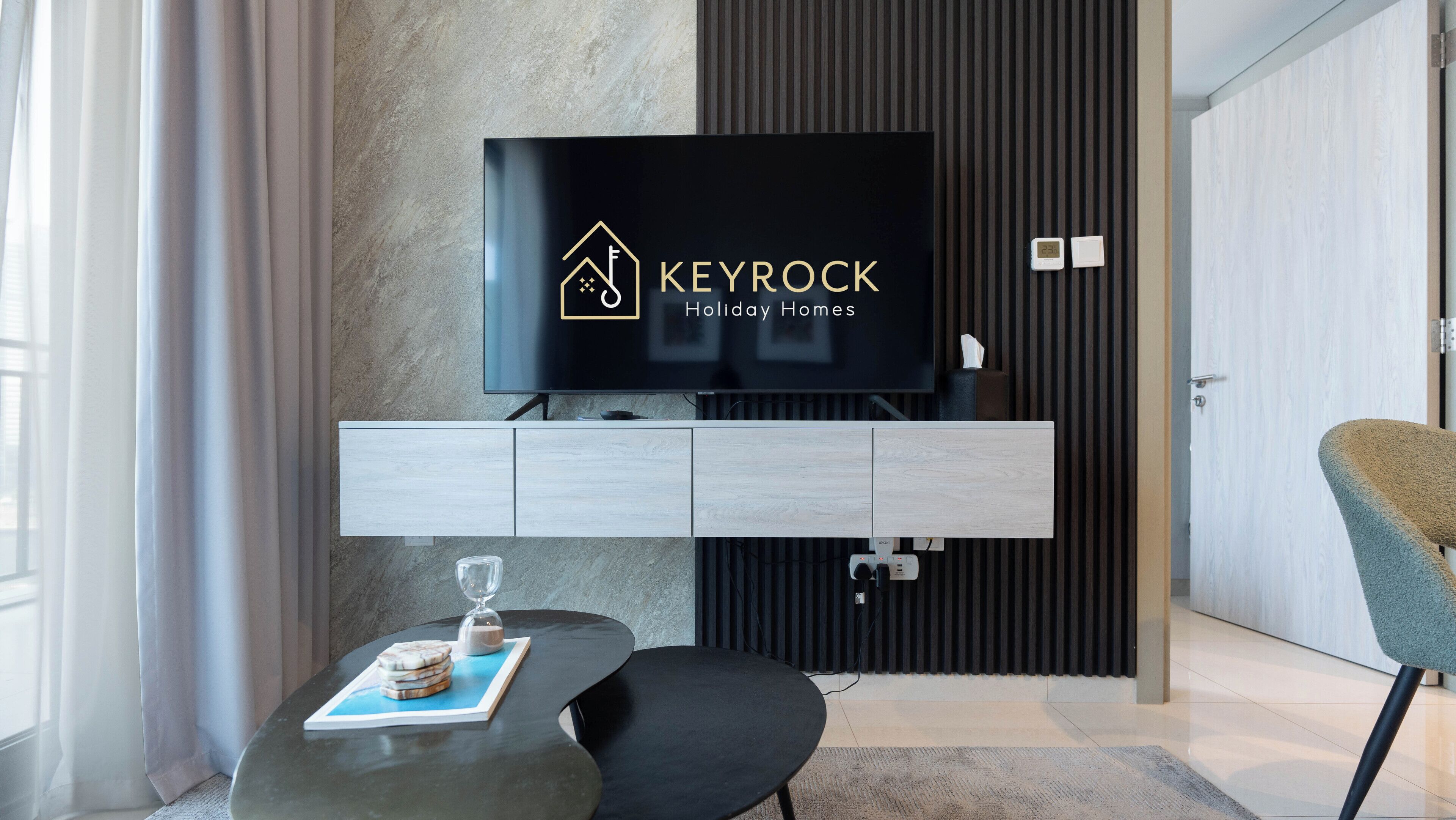Apartamento luxo, 1 quarto, vista para o lago | Área de estar | Smart TV 50 polegadas com canais digitais