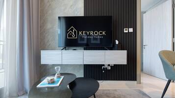 Apartamento luxo, 1 quarto, vista para o lago | Área de estar | Smart TV 50 polegadas com canais digitais