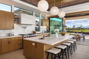 Geladeira, micro-ondas, fogão, cooktop