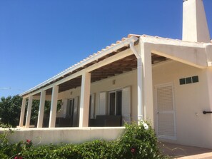 Exterior - Villa in Silves with Private Garden, Pool, Air Con and Outdoor Kitchen/BBQ area (Silves)
