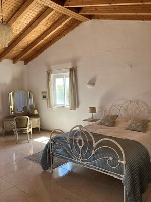 3 bedrooms, iron/ironing board, WiFi, bed sheets - Villa in Silves with Private Garden, Pool, Air Con and Outdoor Kitchen/BBQ area (Silves)