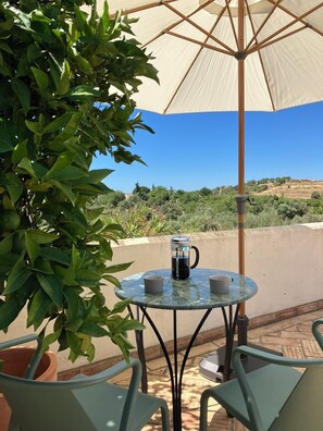Outdoor dining - Villa in Silves with Private Garden, Pool, Air Con and Outdoor Kitchen/BBQ area (Silves)
