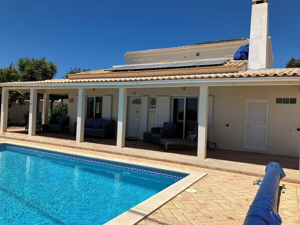 Pool - Villa in Silves with Private Garden, Pool, Air Con and Outdoor Kitchen/BBQ area (Silves)