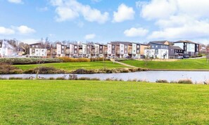 Exterior - Beautiful Detached House by The Lakes • Driveway Parking • 75`` TV • Snug Room • Yoko Property (Milton Keynes)