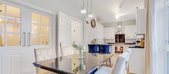 Beautiful Detached House by The Lakes • Free Parking • Smart TVs • Fast Wifi