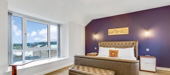Beautiful Detached House by The Lakes • Driveway Parking • 75`` TV • Snug Room • Yoko Property