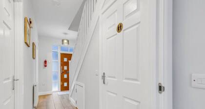 Beautiful Detached House by The Lakes • Driveway Parking • 75`` TV • Snug Room • Yoko Property