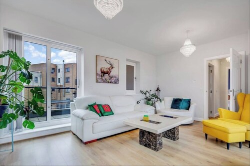 Beautiful Detached House by The Lakes • Free Parking • Smart TVs • Fast Wifi