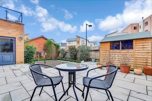 Outdoor dining - Beautiful Detached House by The Lakes • Free Parking • Smart TVs • Fast Wifi (Milton Keynes)