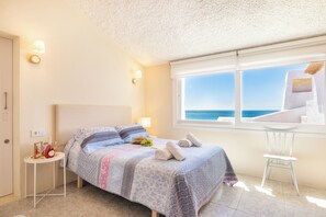 ทาวน์โฮมสำหรับครอบครัว, หลายห้องนอน, หันหน้าสู่ทะเล (Bahia Dorada Beach Casita G27) | 4 ห้องนอน, พื้นที่ทำงานแบบใช้แล็ปท็อป, เตารีด/โต๊ะรีดผ้า, Wi-Fi ฟรี