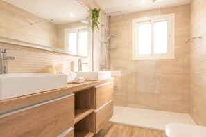Family Villa, Multiple Bedrooms, Sea Facing (Bahia Dorada Complete Villa) | Bathroom - Bahia Dorada Beach (Estepona)