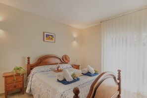 วิลล่าสำหรับครอบครัว, หลายห้องนอน, หันหน้าสู่ทะเล (Bahia Dorada Complete Villa) | 4 ห้องนอน, พื้นที่ทำงานแบบใช้แล็ปท็อป, เตารีด/โต๊ะรีดผ้า, Wi-Fi ฟรี