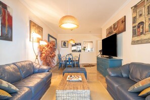 Appartement familial, plusieurs chambres, 2 salles de bains (Puerta del mar 2 Mijas) | Aire de séjour | Téléviseur à écran plat de 21 po avec télévision par câble