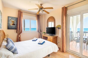 2 chambres, fer et planche à repasser, Wi-Fi gratuit, draps fournis