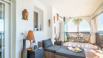 Familieleilighet, flere soverom, 2 bad (Puerta del mar 2 Mijas) | Oppholdsområde | En 21-tommers Flatskjerm-TV med kabel-kanaler