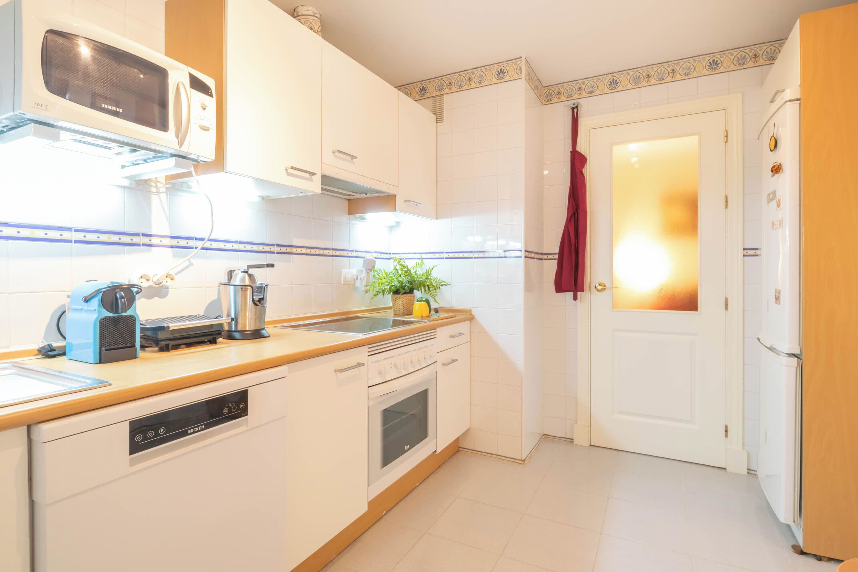 Familie appartement, meerdere slaapkamers, 2 badkamers (Puerta del mar 2 Mijas) | Privékeuken | Een koelkast, een microgolfoven, een oven, een kookplaat
