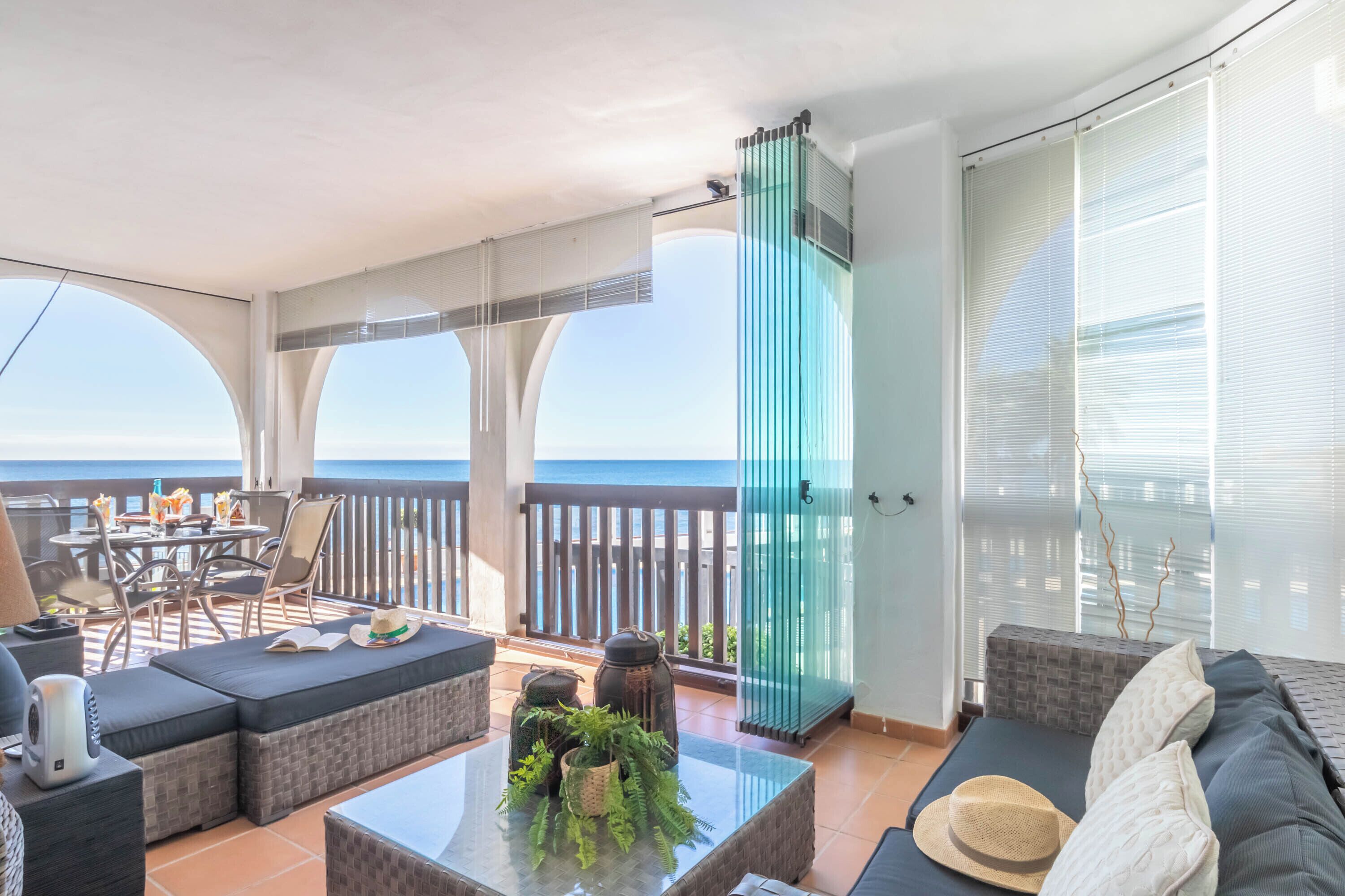 Familieleilighet, flere soverom, 2 bad (Puerta del mar 2 Mijas) | Oppholdsområde | En 21-tommers Flatskjerm-TV med kabel-kanaler