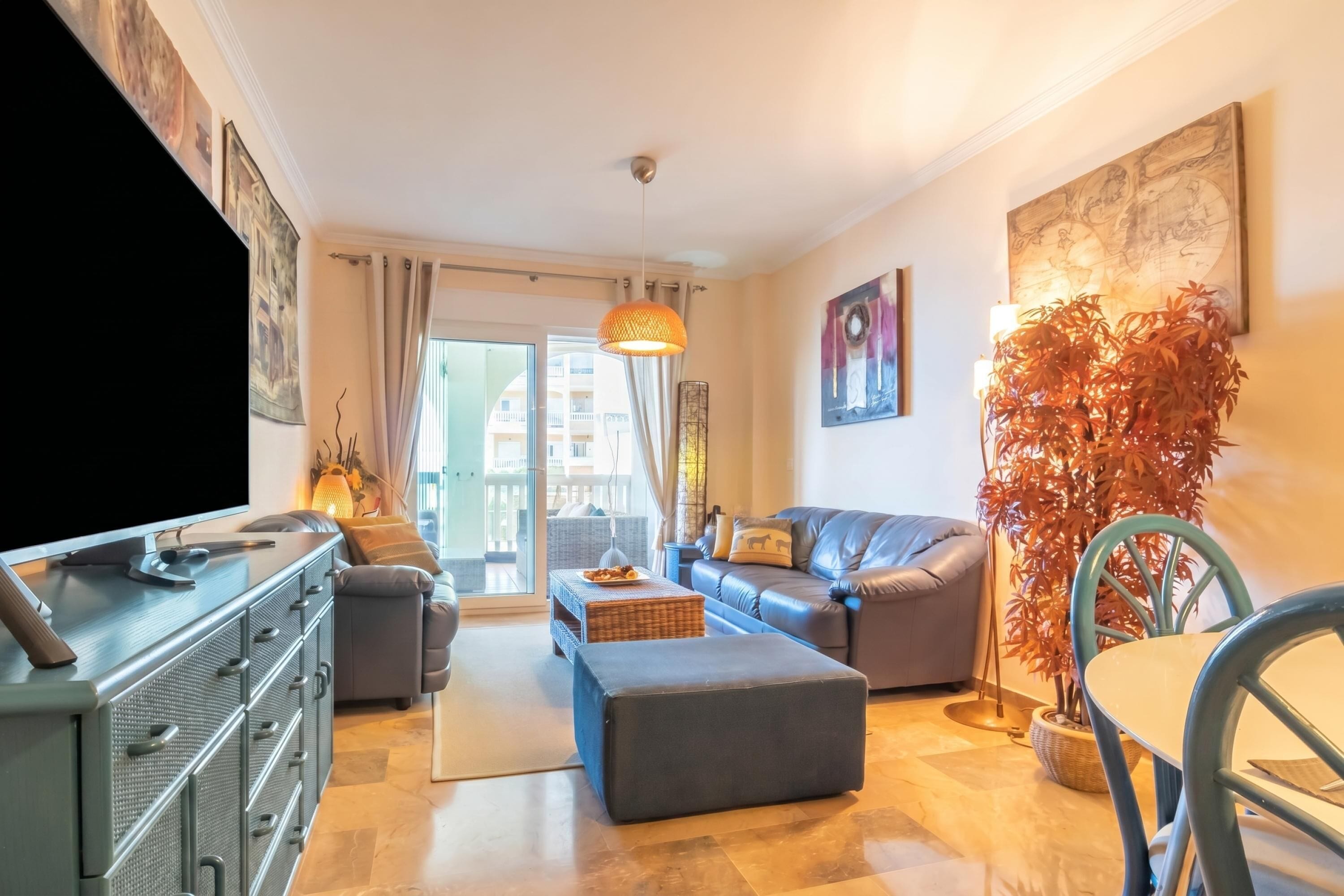 Apartamento familiar, varias habitaciones, 2 baños (Puerta del mar 2 Mijas) | Zona de estar | Televisión de pantalla plana de 21 pulgadas con canales por cable