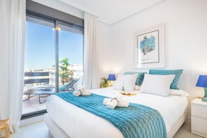 2 Schlafzimmer, laptopgeeigneter Arbeitsplatz, Bügeleisen/Bügelbrett