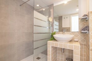 Ensemble douche/baignoire, sèche-cheveux, serviettes fournies, savon