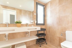 Douche, sèche-cheveux, serviettes fournies, savon