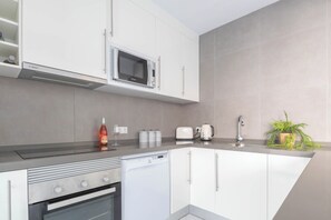 Family Townhome, 3 Bedrooms, 2 Bathrooms (Rancho Miraflores Seaview Townhouse) | Private kitchen | Fridge, microwave, oven, stovetop
