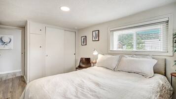 1 bedroom, desk, iron/ironing board, WiFi