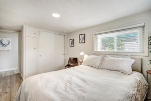 1 slaapkamer, een bureau, een strijkplank/strijkijzer, wifi