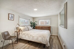 1 soverom, skrivebord, strykejern/-brett og wi-fi (inkludert)