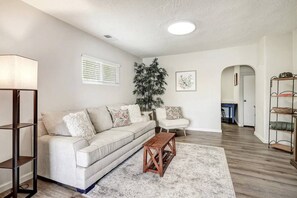 Smart TV, offices - Cornell Canvas Suite, Nob Hill (Albuquerque)