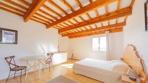 3 chambres, fer et planche à repasser, Wi-Fi, draps fournis