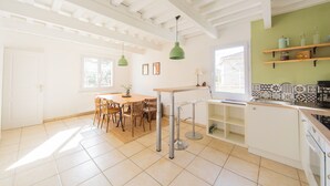 Cafetière/bouilloire, réfrigérateur, micro-ondes, four