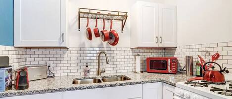 Réfrigérateur, four à micro-ondes, un four, surface de cuisson