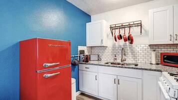 KĂŒhlschrank, Mikrowelle, Ofen, Herdplatte