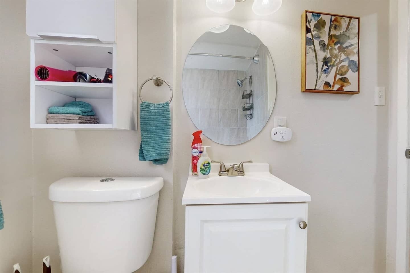 Ein Badezimmer mit Toilette, Waschbecken und Handtuchhalter.